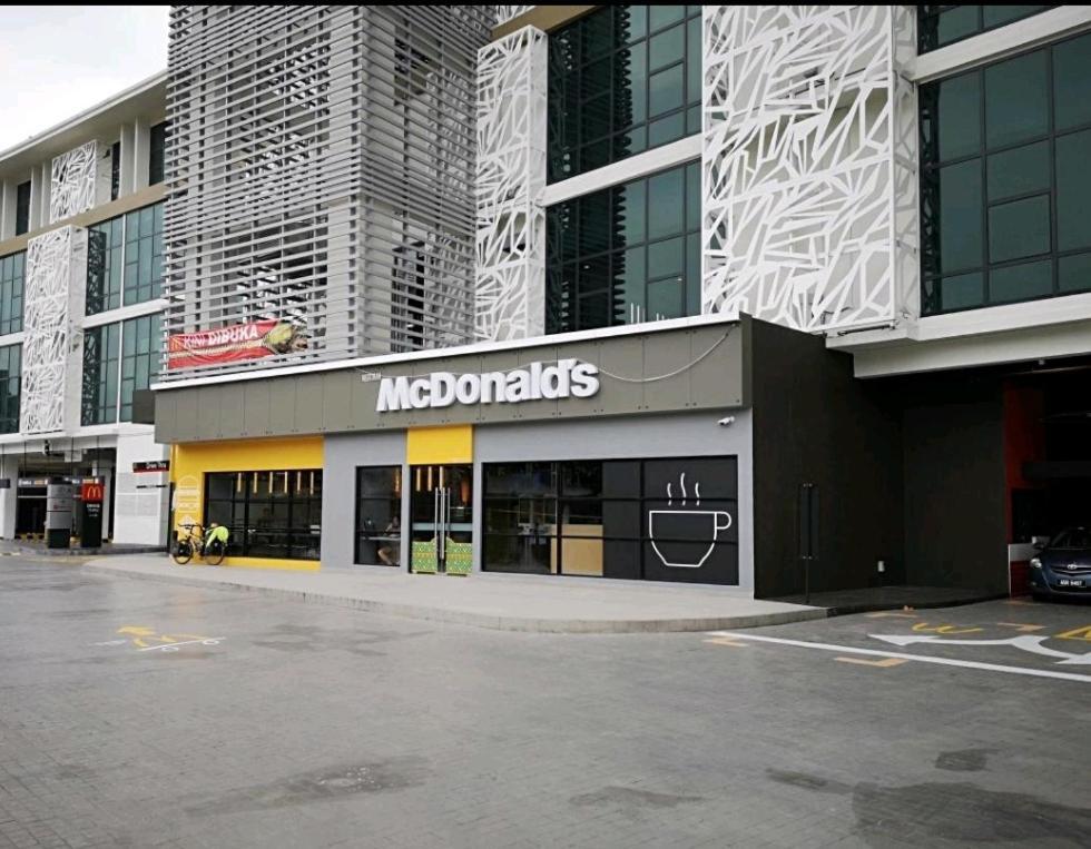 Shaftsbury At Alamanda Mall *